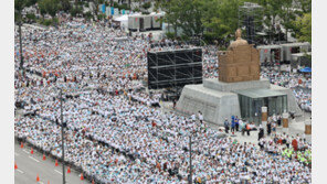 광화문광장서 국제선명상대회…3만5000명 고요 ‘5분의 기적’