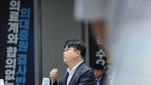 “한의사 2년 더 교육해 ‘의사면허’ 주자” 제안에…의협 회장 “한의사 폐지해야”