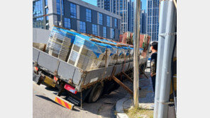 인천 부평구서 싱크홀 발생…화물차 뒷바퀴 빠져