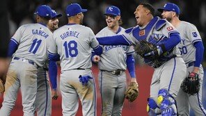 MLB 처음으로, 디비전시리즈 8팀 모두 1승 1패