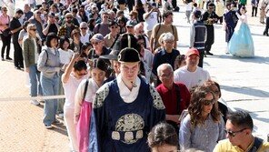 한글날 연휴, 외국인까지 몰린 경복궁