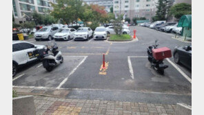 “오토바이 2대로 주차 명당 알 박기”…민폐 주차에 분노 [e글e글]