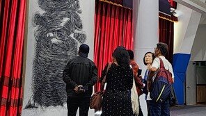 거대한 소용돌이 사이로 개미처럼 움직이는 인간 군상