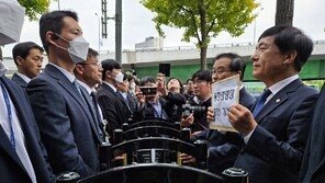 野, 金여사 동행명령장 들고 대통령 관저로…경찰에 막혀 집행 무산