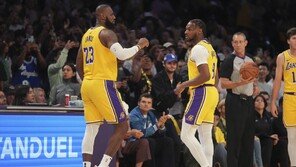 NBA 레이커스, 미네소타 꺾고 첫 승…제임스 부자 최초 동반 출전