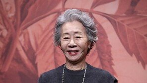 윤여정, 이번엔 “억만장자 역”…美 넷플릭스 ‘성난 사람들’ 시즌2 합류