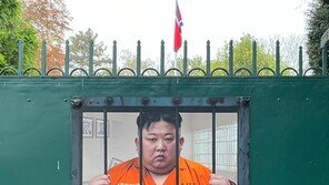 죄수복 입은 김정은 철창 안에…스위스에 걸린 광고