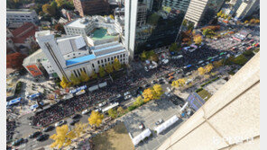 [단독]펜스 밀고 경찰 폭행 …‘尹 퇴진’ 참가자 5명 체포