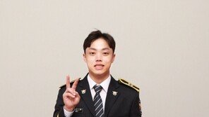 “수험생이 더 중요하다 생각했어요” 표창 시계 건네준 강희준