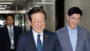 “비명계 움직이면 죽는다”, 이재명 사진에 “신의 사제”…野의원들 충성경쟁