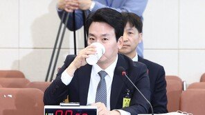 野 “디올백 파우치 표현, 尹에 아부” 박장범 “상품명일 뿐” 사과 거부