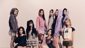 트와이스, 내추럴 러블리 ‘스트래티지’…9인 행복한 미소