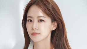 ‘배우·감독 열일’ 류현경, 깊어진 아우라…새 프로필 공개