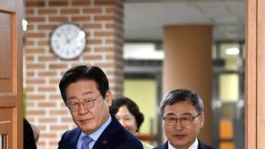 학교 찾은 이재명 “尹정부, 고교 교육비 책임지지 않겠다 해”