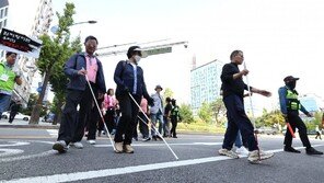 넘어짐에 대한 두려움…시각장애인 하루 1700보 덜 걷는다