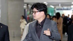 한동훈, ‘김건희 특검법 기류 변화’ 질문에 침묵…신경전 지속