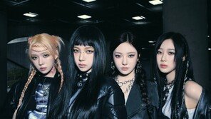 에스파 ‘슈퍼노바’·아이유 ‘러브윈스올’·에이티즈 ‘아이스’…빌보드스태프 올해 K팝