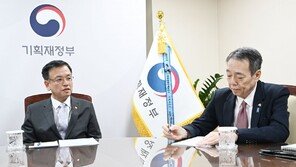 최상목, 日대사 만나 “우리 경제 시스템 굳건” 강조