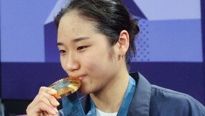 ‘셔틀콕 여제’ 안세영, BWF 선정 ‘올해의 선수’ 수상…2년 연속 쾌거