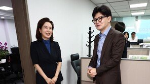 “한동훈 징계” 보수 유튜버 문자에…김민전 “알아보겠다” 답장