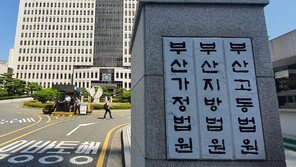 주차 시비 말리던 경비원 넘어뜨려 사망…징역10년 구형