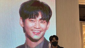 김수현, 전광판 따라하기…마스크로 못 가린 잘생김