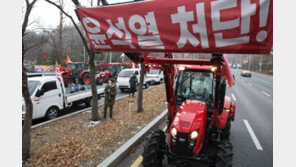 트랙터로 상경한 농민들, 남태령서 경찰과 대치 중 “무력 충돌은 없다”