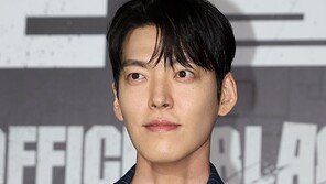 김우빈, 올해도 어린이병동에 크리스마스 선물…따뜻한 나눔