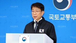 국토장관 “여객기 참사 참담하고 송구” 사의 표명