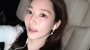 “이어폰은 유선이지”…박민영, 굴욕 없는 초근접 셀카