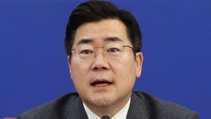 박찬대 “김건희 계엄 개입 의심…국정원장과의 문자 밝혀야”