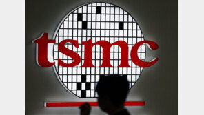 트럼프 “美반도체 살려라” TSMC 압박에…인텔 공장 인수 고려