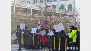 문형배 아파트 단지서 “야동판사”…민망한 출근시간 시위