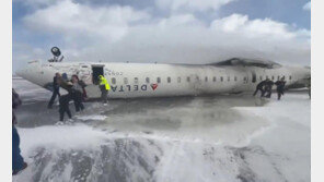 뒤집힌 美여객기… 강풍-눈보라 속 토론토 공항 착륙중 전복, 탑승 80명 전원 생존