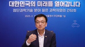 崔대행 “젊은 과학자 미래 이끄는 힘…정책적 지원 아끼지 않을 것”