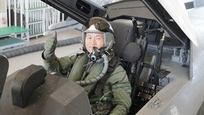공군총장, KF-21 시험비행 첫 탑승…“세계 톱클래스 자부심 느낀다”