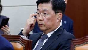 홍장원 “체포명단 메모 실물 갖고 왔다”…헌재 출석