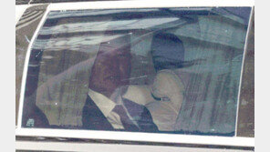 ‘내란 혐의 2차 공판’ 尹 중앙지법 도착…지하로 입장