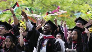 하버드 총장 “세계 각지에서 온 여러분”…졸업생들 기립 박수