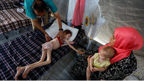 ‘기아 심각’ 가자에 구호품 공중투하…효과는 의문