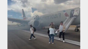 美 활주로 달리던 여객기서 검은 연기…승객들 비상 탈출