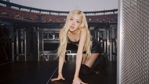 로제, 뉴욕 공연서 무대 위 요염 자태…수만명 홀린 비주얼