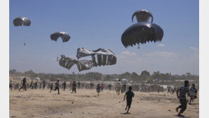 공중투하 구호물품 받으러 몰려드는 가자 주민들
