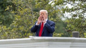 백악관 옥상에 깜짝 등장한 트럼프 대통령 