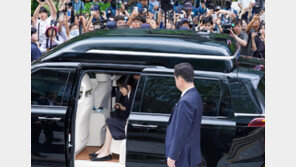 “힘내세요”vs“감방으로”…김건희 특검 출석에 찬반 충돌