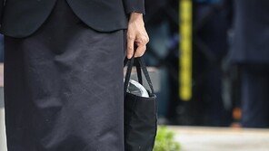 ‘샤넬백 의혹’ 김건희, 특검 출석엔 15만원 토트백 들었다