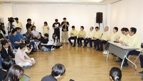 “KTX 시간이…” 떠나는 정청래에 “얘기 듣고 가야지” 수재민 항의