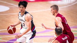 후반전 쉰 여준석…안준호 농구대표팀 감독 “무릎 좋지 않아서”