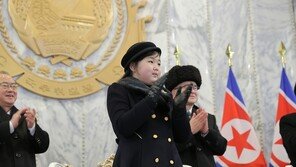 점점 김정은보다 앞으로… NYT “김주애 北 권력 승계 본격화”