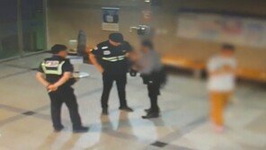 가짜 경찰복에 가짜 총…지하철역 배회한 50대 ‘계급장 없어 들통’